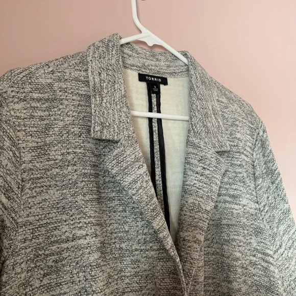 💚Torrid Gray Blazer with Notched Lapels and Oversized Fit - Picture 2 of 6